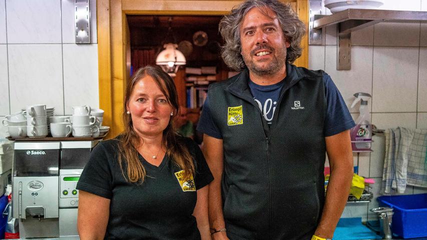 Das Hüttenwirtspaar Christian Rimmi und Anita Voglbauer pflegt regionale Tiroler Küche.