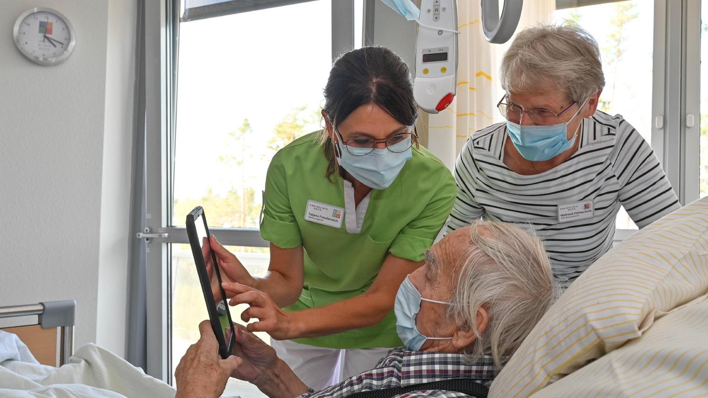 Schlager aus seiner Jugend werden auf diesem Archiv-Foto einem 95jährigen an Demenz erkrankten Patienten in der Kreisklinik auf einem Tablet-Computer vorgespielt.