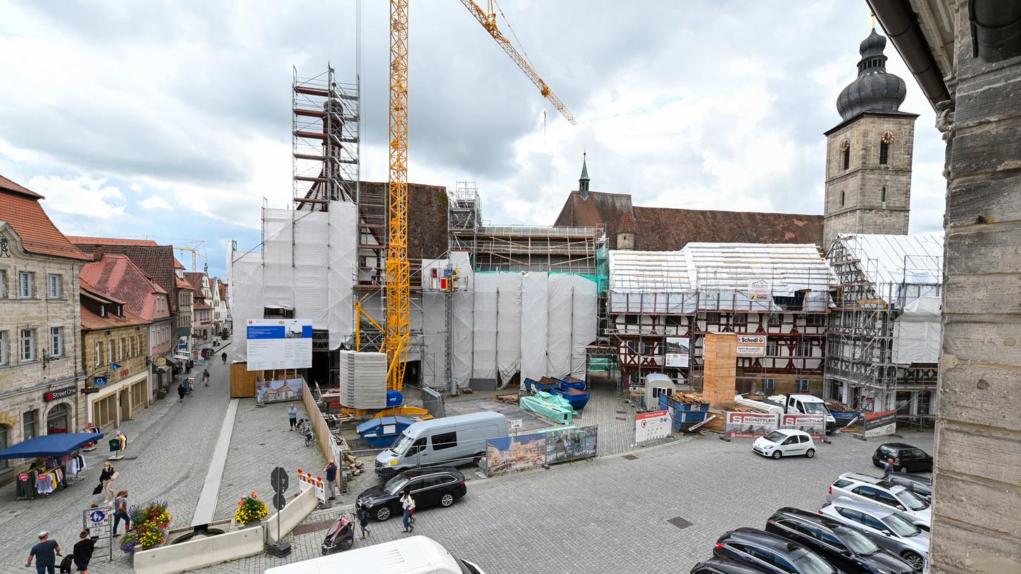 Die teuerste und zentralste Baustelle Forchheims: Das historische Rathaus wird generalsaniert.