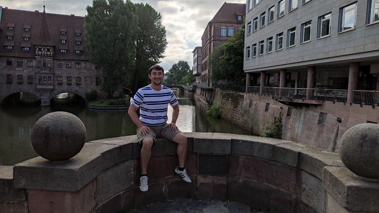 Lazizjon Sodikov ist Usbeke und über ein Ferienaustauschprogramm nach Nürnberg gekommen, wo er auf einem Gemüsehof im Knoblauchsland arbeitet. Und gleichzeitig lerne er dadurch besser Deutsch, sagt er.