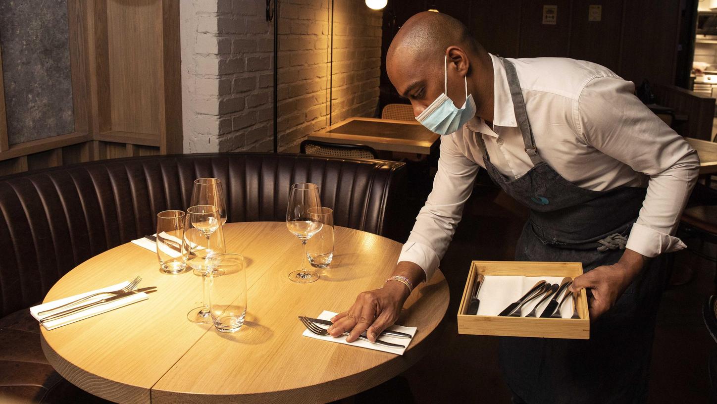 Als Service-Mitareiter in der Gastronomie lässt sich viel Geld verdienen, dennoch ist der Job unbeliebt. Als Service-Mitareiter in der Gastronomie lässt sich viel Geld verdienen, dennoch ist der Job unbeliebt.