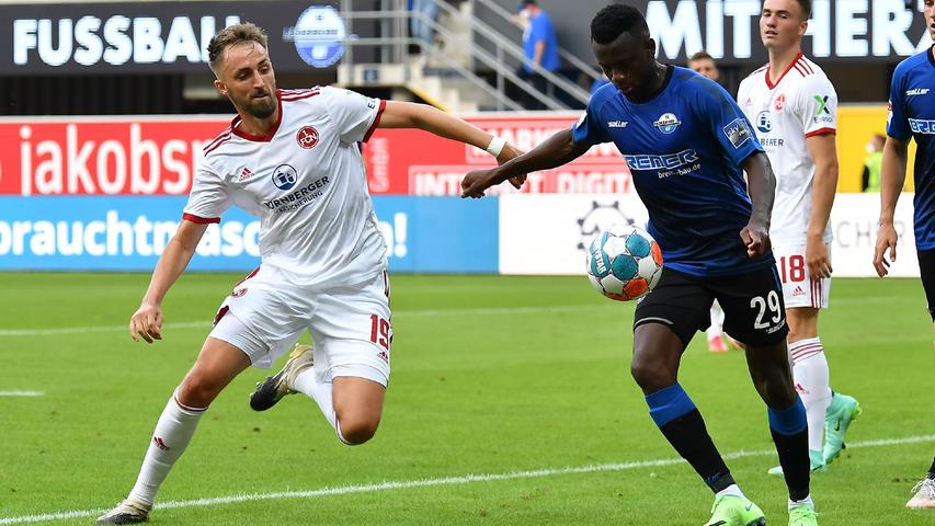 Einer seiner letzten Zweikämpfe 2021: Florian Hübner versucht Anfang August, Paderborns Jamilu Collins den Ball abzuknöpfen.