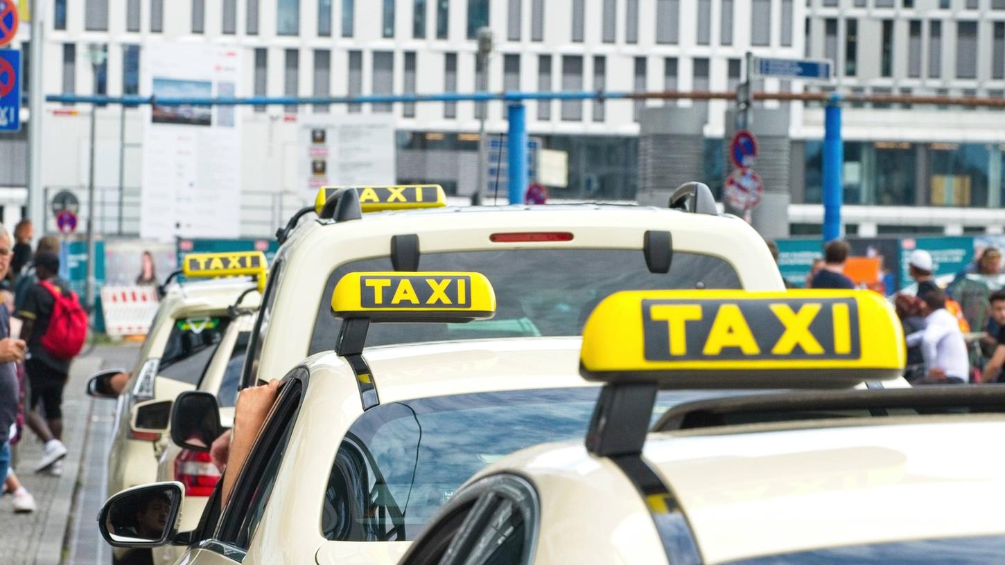 Taxis warten vor einem Bahnhof. In Erlangen wurde ein Taxifahrer ausgeraubt. Der Täter sitzt bereits in Untersuchungshaft. Taxis warten vor einem Bahnhof. In Erlangen wurde ein Taxifahrer ausgeraubt. Der Täter sitzt bereits in Untersuchungshaft.