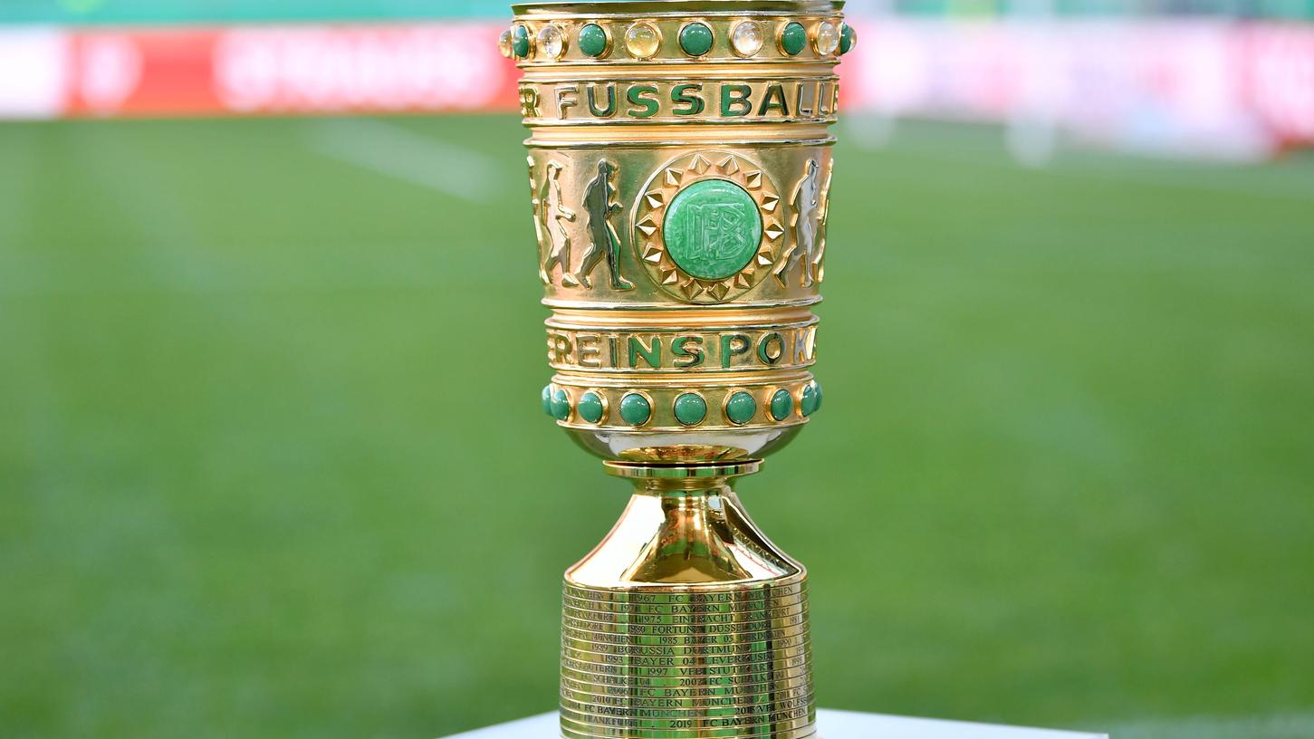 Wegen eines Regelverstoßes könnte ein Fußballclub aus der Bundesliga nachträglich aus dem DFB-Pokal fliegen.
Wegen eines Regelverstoßes könnte ein Fußballclub aus der Bundesliga nachträglich aus dem DFB-Pokal fliegen.