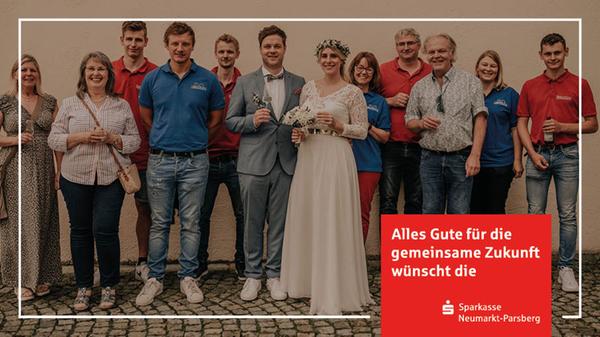 Im Rathaus von Lauterhofen haben Matthias Wittmann und Julia Lang den Bund der Ehe geschlossen. Der 29-jährige Metallbaumeister aus Pilsach, Geschäftsführer der Berchtold Metallbau GmbH in Neumarkt, und die 28-jährige Gesundheits- und Krankenpflegerin aus Lauterhofen werden zukünftig im Heimatort des Bräutigams wohnen. Freunde des Paares und Mitarbeiter der Firma Berchtold empfingen die beiden nach der Trauung mit einem Spalier und vielen Glückwünschen. Die kirchliche Hochzeit und die Flitterwochen folgen voraussichtlich im kommenden Jahr.