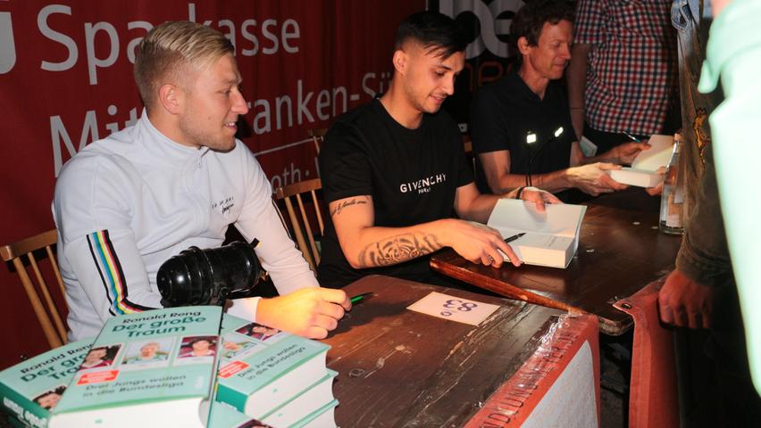 Die etwas andere Autogrammstunde (von links): Niko Reislöhner und Fotios Katitis wollten Fußballprofis werden. Ihre Geschichte hat Ronald Reng in beeindruckender Weise niedergeschrieben und zusammen signierten sie in Weißenburg das neue Buch "Der große Traum".