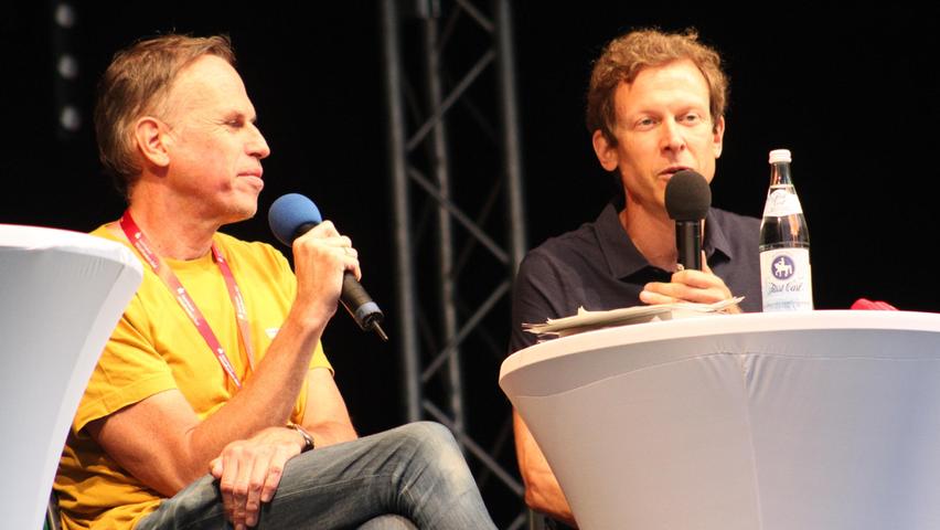 Moderator Achim Bogdahn (links) mit Buchautor Ronald Reng. Moderator Achim Bogdahn (links) mit Buchautor Ronald Reng.