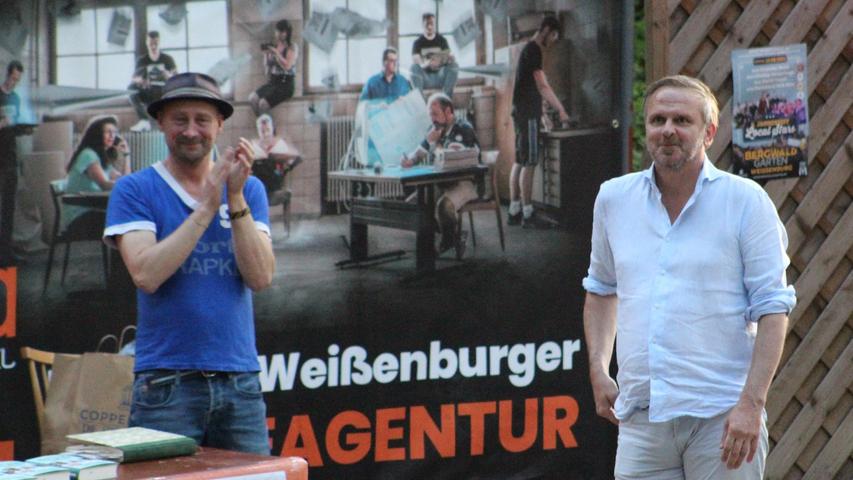 Didi Hamann (rechts) mit Mathias Meyer von der gleichnamigen Weißenburger Buchhandlung, die zu dem Abend mit Fußballkultur eingeladen hatte.