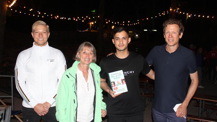 "Endlich mal alle auf einem Haufen", sagte Petra Steinhöfer beim Foto mit Niko Reislöhner, Fotios Katidis und Autor Ronald Reng (von links).