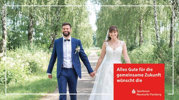 Knapp ein Jahr nach der standesamtlichen Trauung haben sich Nadine und Daniel Vögele bei einer freien Trauung erneut das Ja-Wort gegeben. Die emotionale Zeremonie mit Trauredner Tobias Böck fand im Künstlertreff in Freystadt statt. Im Anschluss haben die nun noch einmal frisch gebackenen Eheleute mit den Familien, Freunden und Kollegen des Paares im Freystädter Spitalstadl bei herrlichstem Sonnenschein gefeiert. Das junge Paar geht bereits seit zehn Jahren gemeinsam durchs Leben, die beiden haben im vergangenen Jahr ihr gemeinsamen Nest in Buchberg fertiggestellt und auch bezogen. Geflittert hat das Brautpaar bereits vorab auf Kreta.