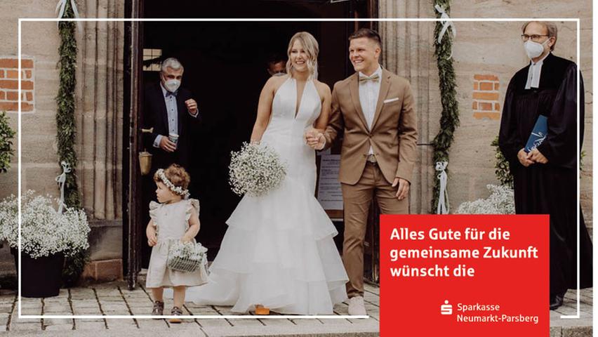 Am Samstag gaben sich Maximilian Müller und Gina Müller, geborene Friede, in der St.-Georgs-Kirche in Pyrbaum das Ja-Wort. Nachdem die beiden im Mai 2019 standesamtlich getraut wurden, musste die kirchliche Hochzeit aufgrund der Coronalage im letzten Jahr verschoben werden, was die Vorfreude aber nur noch größer machte. In diesem Jahr war es nun das Wichtigste für das Brautpaar, dass ihre liebsten Freunde und Verwandten diesen Tag gemeinsam mit ihnen feiern können. Alles andere war Nebensache. Und so freuten sich die frisch Verheirateten nach dem Gottesdienst in Pyrbaum auf die anstehende Feier in der Festscheune in Kittenhausen.