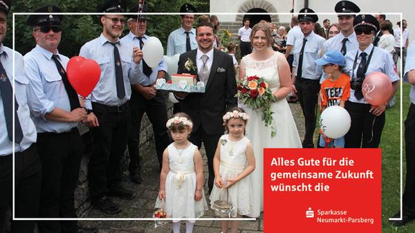 In der katholischen Kirche „Mutter der sieben Schmerzen“ in Sulzbürg haben die Speditionskauffrau Veronika Wilhelm-Vögerl aus Körnersdorf und der Werkzeugmacher Daniel Vögerl aus Neumarkt den Segen Gottes für ihre Ehe erhalten, die sie vor zwei Jahren standesamtlich besiegelt haben. Die 33-jährige Braut und der 35-jährige Bräutigam wurden von Pfarrer Andreas Endriß getraut. Die Kirchenfeier umrahmte die Gruppe „Seitenwind“ musikalisch. Das Paar hat sich vor fünf Jahren auf der Party des Junggesellenvereins Wappersdorf kennen- und liebengelernt. Gefeiert wurde coronakonform zu Hause in Körnersdorf. Die Hochzeitsreise wird zugunsten von Arbeiten am Eigenheim verschoben.