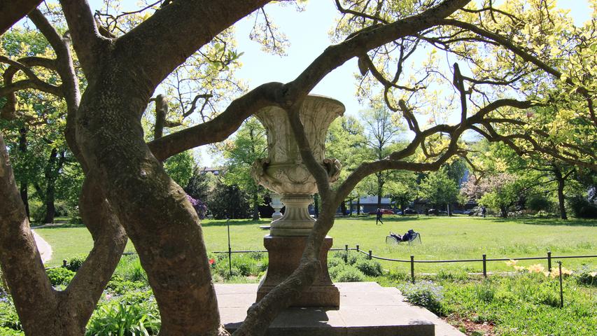 Noch da: Die Marmorvase im Stadtpark erinnert an das 1. Deutsche Sängerfest, das 1861 auf dem Maxfeld veranstaltet wurde: Mit immerhin 5.600 Sängern und rund 15.000 Zuschauern.