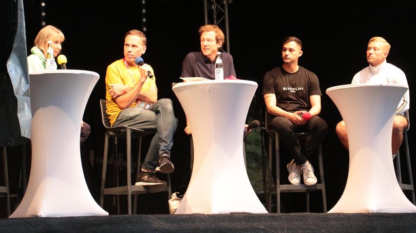 Interessante Runde auf der Bühne im Bergwaldtheater (von links): Petra Steinhöfer, Achim Bogdahn, Ronald Reng, Fotios Katidis und Niko Reislöhner. Interessante Runde auf der Bühne im Bergwaldtheater (von links): Petra Steinhöfer, Achim Bogdahn, Ronald Reng, Fotios Katidis und Niko Reislöhner.