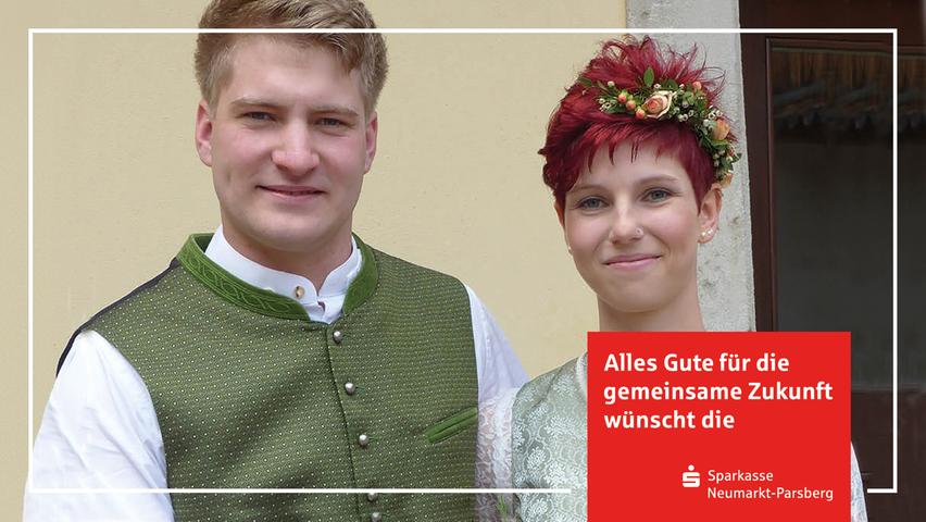 Auf den Tag vor genau drei Jahren liefen sich Sabrina Schneider aus dem Allersberger Ortsteil Schönbrunn und Christian Werner aus Aßlschwang bei Freystadt das erste Mal über den Weg. Was sie damals noch nicht wussten: Genau drei Jahre später versprachen sie sich nun lebenslange Liebe und Treue. Im Künstlertreff des Freystädter Spitals traute der Freystädter Bürgermeister Alexander Dorr die beiden. Das Gemeindeoberhaupt war dann auch der erste, der dem Brautpaar viele Glückwünsche für den künftigen Lebensweg mitgab. Als Lebensmittelpunkt haben die 21-jährige Bürokauffrau und der drei Jahre ältere Zerspanungsmechaniker Schönbrunn gewählt, wo sie sich im Haus der Brauteltern eine Wohnung eingerichtet haben.