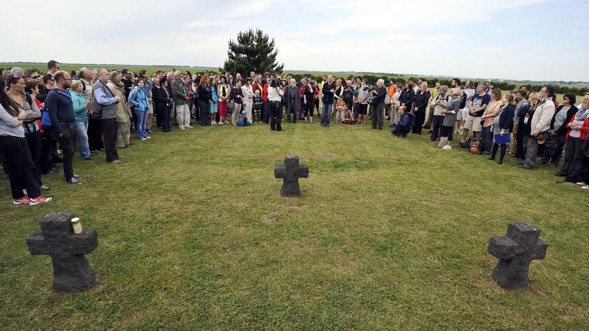 Rund 300 Menschen  haben vor sechs Jahren in der Nähe von Brünn in Tschechien an die Opfer des Todesmarsches deutscher Vertriebener im Mai 1945 erinnert. 2015 hat sich der Stadtrat von Brünn auch für die Gewaltaten entschuldigt, die dabei geschehen sind.