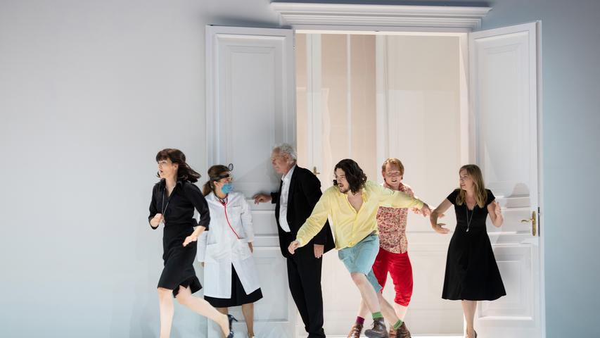 Im Mittelpunkt der Oper "Cosi fan tutte" steht die Wette, ob Frauen immer bedingungslos treu sind. Szene aus der Inszenierung bei den Salzburger Festspielen 2020.
