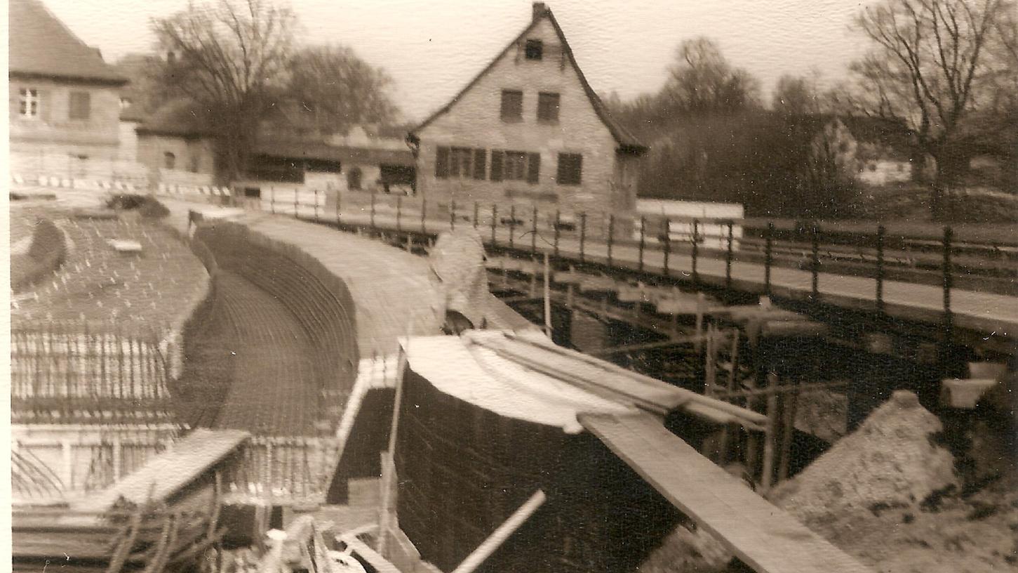 So wurde in den Siebzigern eine Umleitung vermieden: Eine hölzerne Behelfsbrücke neben der Baustelle verband die Straßenabschnitte in der Ortsmitte.  