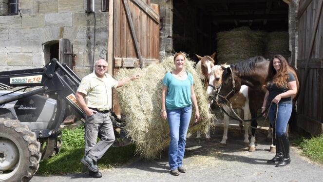 Erich Vogel, Katharina Timmig und Loreen Wolf sind die Organisatoren der Heu-Spendenaktion für die Flutopfer. Für den Vogelhof in Höflas fiel die Ernte in diesem Jahr gut aus. Erich Vogel, Katharina Timmig und Loreen Wolf sind die Organisatoren der Heu-Spendenaktion für die Flutopfer. Für den Vogelhof in Höflas fiel die Ernte in diesem Jahr gut aus.