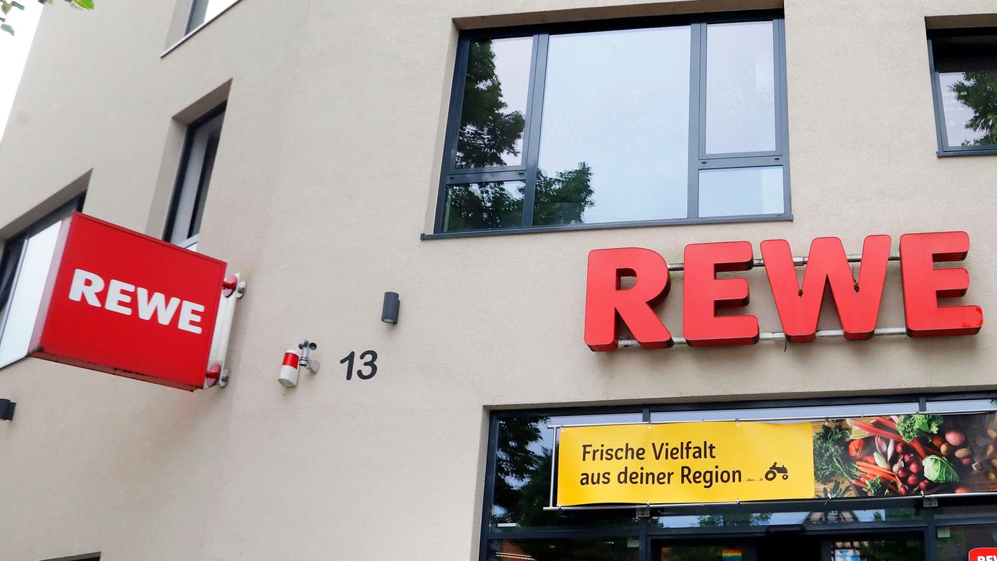 In Rewe-Märkten (Symbolbild) wird ein Produkt aus dem Verkehr gezogen.
In Rewe-Märkten (Symbolbild) wird ein Produkt aus dem Verkehr gezogen.