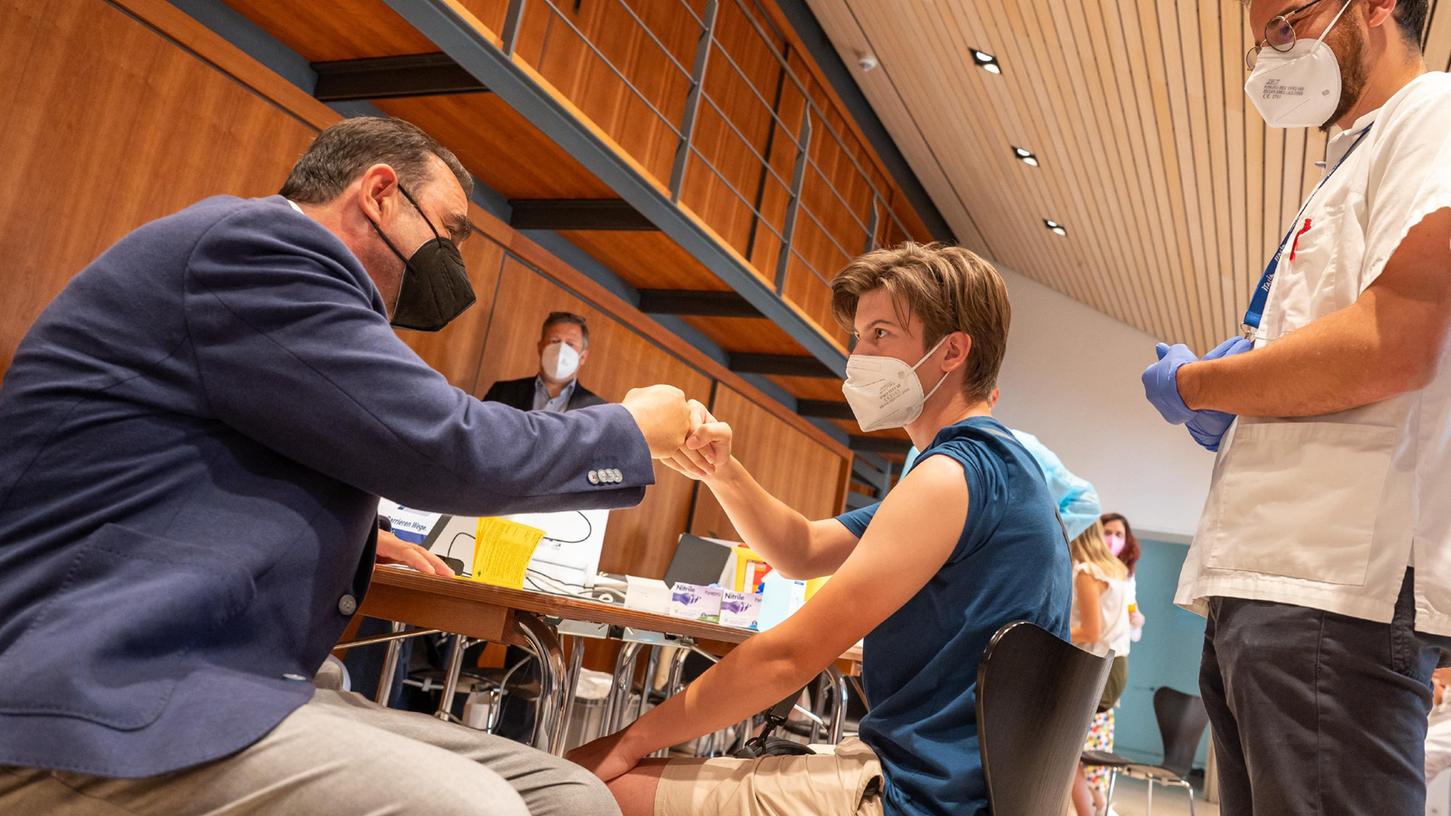 Gesundheitsminister Klaus Holetschek spricht bei einem Termin in Nürnberg mit Impflingen. Gesundheitsminister Klaus Holetschek spricht bei einem Termin in Nürnberg mit Impflingen.