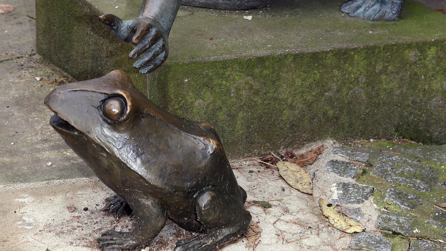 Welche Hand hat wohl nach dem Frosch im Nürnberger Stadtpark gegriffen und ihn entwendet? Die Hand auf diesem Bild gehört jedenfalls zum Faun und damit zu der Skulptur.