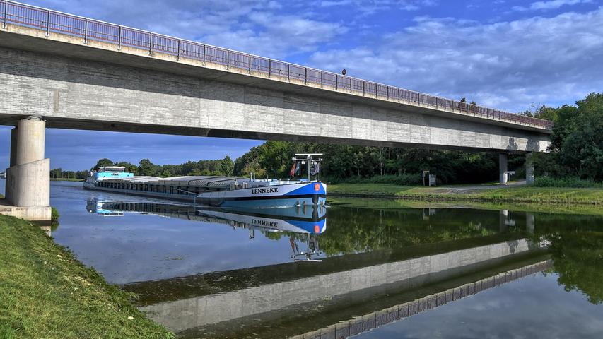 Doppelte Brücke und doppeltes Schiff auf dem Main-Donau-Kanal bei Hilpoltstein.