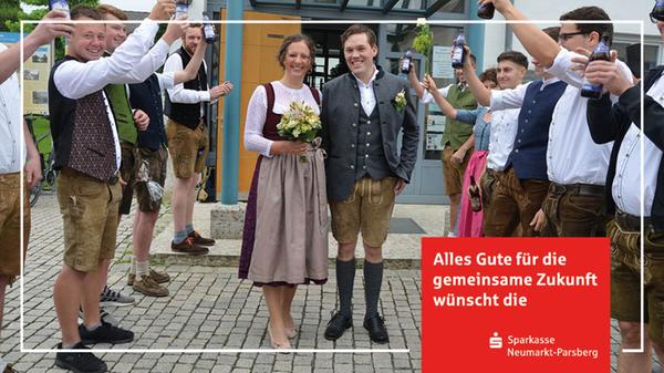 Aus einer gebürtigen Münchnerin und einem strammen Oberpfälzer wurde ein gutes echt bayerisches Gespann: Isabella Kuntermann und Johannes Federl haben sich auf dem Berger Standesamt vom 2. Bürgermeister Christian Lehmeyer zum Ehepaar trauen lassen. Schon 2012 lernten sich beide im einstigen „Sudhaus“ in Neumarkt kennen, im Laufe der Zeit trafen sie sich immer wieder auf Touren - Schuld daran hatte vor allem die Reiselust der Jungvermählten. Wobei die Psychologin vor allem die Urlaubsfahrten mit dem Juniorchef und Reiseleiter der Firma „Federl-Reisen“ aus Hausheim schätzen lernte. Am Sophie-Scholl-Platz entboten Eltern und Familien sowie zahlreiche Mitglieder des Katholischen Burschenvereins Hausheim die besten Wünsche für den gemeinsamen Lebensweg. Die Feier fand im Gasthof „Weißer Löwe“ in Oberferrieden statt. Im Anschluss gönnten sich die Frischvermählten eine Auszeit für Ruhe und Erholung in Italien. Wo, das überließ die hübsche Braut ihrem Mann, kennt er doch fast jeden schönen Fleck auf dem Stiefel. Einigkeit herrscht auch bei der Standortwahl für die Wohnung: Im schönen Hausheim, am Kaltenbach, direkt am Dillberg.