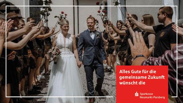 In der Berger St. Vitus-Kirche haben Kathrin (geborene Hollweck) und Tobias Becher geheiratet. Auf die Küchenmeisterin im Hotel „Lindenhof“ und ihrem Gatten – dieser ist Speditionskaufmann – warteten nicht nur weiß-blauer Himmel, sondern ebenso zahlreiche Gratulanten. Mit dabei auch die Kirwa-Boum und -Moila aus Berg, die Kirwa-Boum aus dem Frankenland, ebenso die Fußballer und Fußballerinnen des DJK-SV Berg sowie die Kicker des SC Eckenhaid. Natürlich nicht vergessen wurden die Jungvermählten von Arbeitskollegen und Kolleginnen aus dem „Lindenhof“. Die Feier fand im benachbarten Nürnberger Land, im Hotel „Distlerhof“ in Diepersdorf, statt.