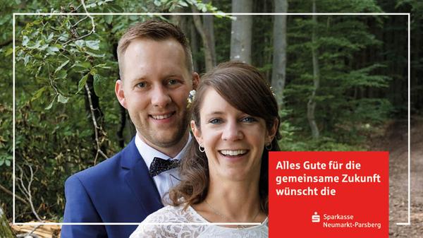 Judith Erhard aus Velburg und Martin Lubner aus Ballertshofen gaben sich vor Velburgs erstem Bürgermeister Christian Schmid im Neuhaussaal das gegenseitige Eheversprechen. Die 30-jährige Industriekauffrau und der fünf Jahre ältere Polizeihauptkommissar lernten sich vor annähernd drei Jahren bei einer After-Work-Party in einem Neumarkter Café kennen. Nach der Trauung wurde das Brautpaar von einem langen Spalier aus Verwandten, Freunden und Arbeitskollegen erwartet, die zu den guten Wünschen auch Blumen und Präsente überreichten. Nach dem Sektempfang vor dem Velburger Rathaus feierten die frischgebackenen Eheleute ihre Hochzeit mit ihren Familien im Winkler Bräu in Lengenfeld.