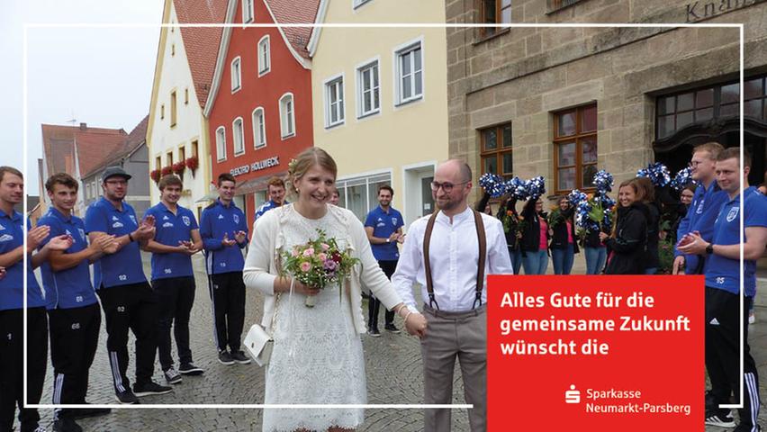 Mit einem großen Hallo wurden die Brautleute Bianca Rupp aus Pollanten und Matthäus Schmidt aus Burggriesbach auf dem Freystädter Marktplatz empfangen von den Fußballern der DJK Burggriesbach, der Rock’n Rolltanzgruppe Managa’s, den Arbeitskollegen der Braut von der Sparkasse Neumarkt und jeder Menge Freunde, die gratuliert und Geschenke überreicht haben. Zuvor hatte Standesbeamter Martin Harrer im Trauungssaal in der ehemaligen Knabenschule das Paar im Beisein der Familie getraut. Die 26-jährige Sparkassenfachwirtin und der fünf Jahre ältere Sozialpädagoge luden zur anschließenden Hochzeitsfeier ins Hotel Pietsch in Freytsadt ein. Das Paar lernte sich vor sieben Jahren beim „Breddlfegerfest“ in Stierbaum kennen und wohnt inzwischen in Burggriesbach. 