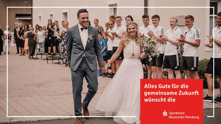 Vor elf Jahren liefen sich Julia Pinzel aus Neumarkt und Dominik Klebl aus Berngau in einer Diskothek in Neumarkt über den Weg und fanden sich sympathisch. Im Lauf der Zeit wuchs ihre Liebe, die sie nun mit dem Eheversprechen besiegelt haben. Bürgermeister Thomas Meier traute das Paar im Kulturspeicher in Berngau. Nach dem Festakt durften die Frischvermählten durch ein Spalier schreiten, das die Fußballer des FSV Berngau, die Jugendfußballmannschaft, die der Bräutigam trainiert, die Mitglieder der Jumping-Fitness-Abteilung, die Arbeitskollegen, Nachbarn und Schulkameraden gebildet hatten. Aktuell wohnen die 29-jährige Wirtschaftsfachwirtin und der 30-jährige Bauingenieur noch in Berngau und sind gerade mit den Planungen für ihr neues Haus, das sie in Pölling bauen werden, beschäftigt. 