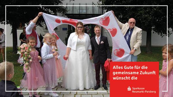 Im Deutschordensschloss gaben sich Anja Distler aus Postbauer-Heng und Daniel König aus Bad Oeynhausen vor Standesbeamtin Marlis Kolbe und im Beisein ihrer Familie und Freunde das Eheversprechen. Nach der Trauung waren beide gefordert: Sie mussten sich den Weg durch ein großes Herz frei schneiden. Anschließend ging es zum Feiern in den heimischen Garten. Die Hochzeitsreise führt das Brautpaar an die schöne Ostsee. Kennengelernt haben sich die 27-jährige Verkäuferin und der 32-Jährige, der eine Ausbildung im sozialen Bereich macht, in Rheinland-Pfalz; seit Dezember 2018 sind sie ein Paar. Nach vielen tollen Erlebnissen und Unternehmungen machte Daniel seiner Anja am 24. Oktober 2019 am „leuchtenden Herz“ am Neumarkter Schafhof einen Heiratsantrag – sie sagte natürlich „Ja“. Nun freuen sich die Frischvermählten auf eine schöne Zukunft in Postbauer-Heng, wo sie wohnen werden.