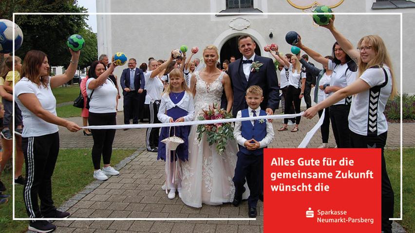 Nach der standesamtlichen Trauung vor genau einem Jahr läuteten nun die Hochzeitsglocken der St.- Leonhards-Kirche in Pavelsbach für Matthias und Kerstin May, geborene Mayer. Den kirchlichen Segen spendete Pfarrer Casimir Dosseh. Der feierliche Traugottesdienst wurde von der Gruppe „Heavenly“ musikalisch umrahmt. Im Anschluss warteten ein Spalier der Handballmädels des TSV Pavelsbach und Freunde mit Glückwünschen auf das Paar. Danach ging es im Konvoi nach Schwarzach zur weltlichen Feier im Gasthaus Pfister. Der freie Finanzberater aus Zabeltitz bei Meißen und die Verwaltungsfachangestellte einer Grundschule lernten sich 2009 im Parkcafé in Neumarkt kennen. 2011 kam Tochter Linnea zur Welt, drei Jahre später wurde Sohn Matteo geboren. 2016 zog die Familie von Neumarkt ins Pavelsbacher Eigenheim. Bei einer Wellness-Auszeit im Jahr 2019 machte Matthias seiner Kerstin einen Antrag.