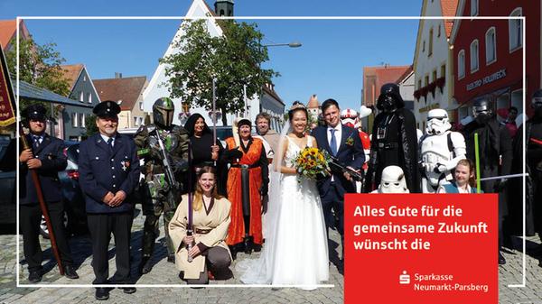 Irgendwann hatte Thorsten Reim aus dem Freystäder Ortsteil Frettenshofen das Alleinsein satt und stöberte in Internetforen nach einer passenden Partnerin. Er stieß auf Tran Thi Thu Trang, die 2016 von Vietnam nach Bayern gekommen ist. Beide fanden sich sympathisch, kamen sich näher und fanden nun nach drei gemeinsamen Jahren, dass es an der Zeit wäre, die Partnerschaft mit dem Eheversprechen zu besiegeln. Zweiter Bürgermeister Hans Kerl traute die Brautleute im Freystädter Standesamt. Unten auf dem Marktplatz gab es anschließend ein großes Hallo, denn eine Delegation der Sondersfelder Feuerwehr und die Freunde des Bräutigams von den Star-Wars-Fans Nürnberg – Darth Vader inklusive – erwarteten die Frischvermählten, um ihnen ihre Aufwartung zu machen. Die Freude über diese gelungene Überraschung war der 28-jährigen Hotelfachfrau und dem 30-jährigen Logistikarbeiter anzusehen. Zur Hochzeitsfeier lud das Paar, das in Frettenshofen wohnt, ins Gasthaus Ascher nach Möning.