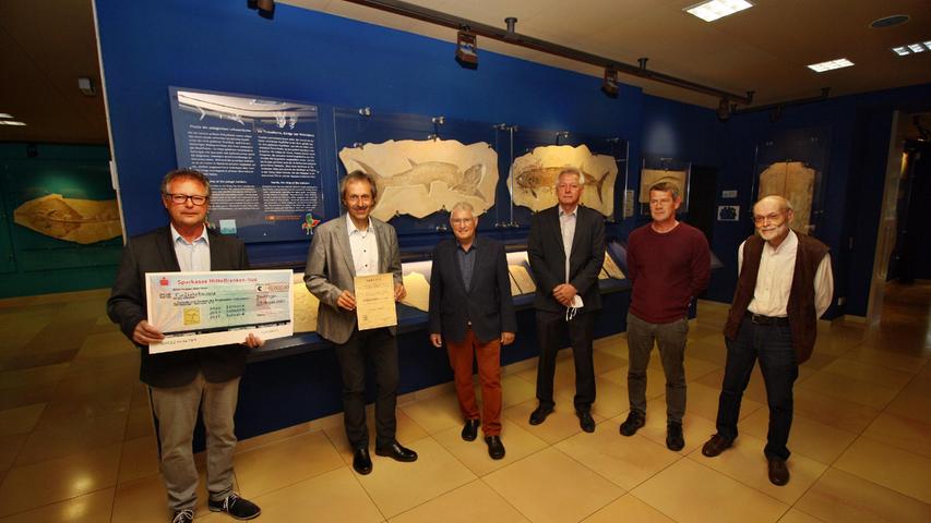 Die Wilhelm und Christine Hirschmann Stiftung hat dem Museum Solnhofen 15 000 Euro gespendet. Museumschef Martin Röper (3. v. li.) und Vereinsvorsitzender Thomas Herrscher nahmen den Scheck von Stiftungsvorstandsvorsitzendem Roland Baumgärtl und seinem Stellvertreter Friedrich Engelhard (v. li.) entgegen. Mit im Bild sind Harald Sager und Günther Misoph.
Die Wilhelm und Christine Hirschmann Stiftung hat dem Museum Solnhofen 15 000 Euro gespendet. Museumschef Martin Röper (3. v. li.) und Vereinsvorsitzender Thomas Herrscher nahmen den Scheck von Stiftungsvorstandsvorsitzendem Roland Baumgärtl und seinem Stellvertreter Friedrich Engelhard (v. li.) entgegen. Mit im Bild sind Harald Sager und Günther Misoph.