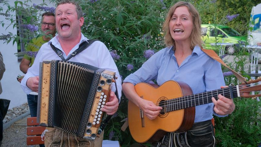 Jörg und Christiane Bauer garnierten die heitere Feier an einem lauen Sommerabend mit zünftigen Liedern. 