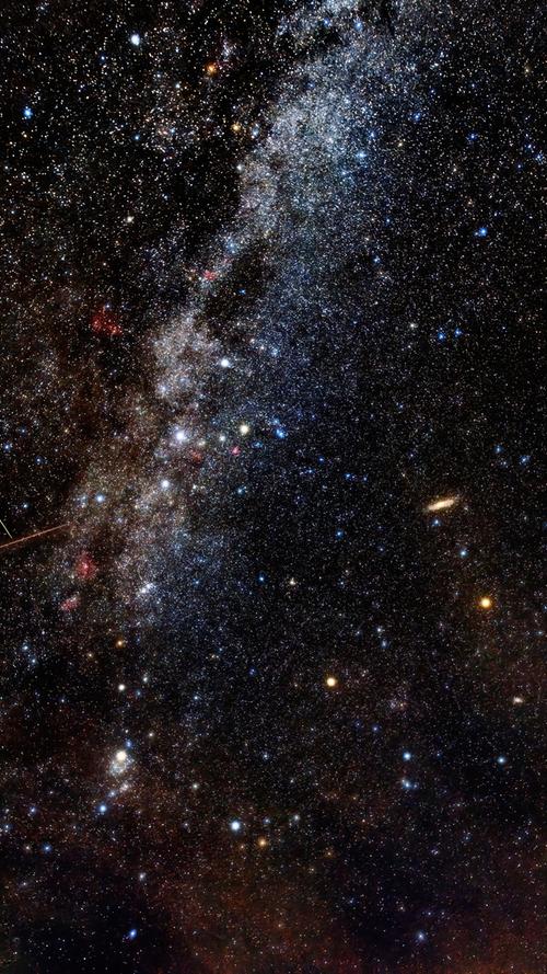 Diese beeindruckende Aufnahme stammt von Thomas Storch und besteht aus 60 Einzelaufnahmen, aufgenommen gegen 00.10 Uhr bei Vestenbergsgreuth. Er schreibt: "Auf 2 dieser 60 Aufnahmen waren kleine Perseiden (links) zu sehen, die dann extra hervorgehoben worden sind. Ausserdem sind auf der Aufnahme noch Teile der Milchstrasse mit verschiedenen Gashebeln, das markante Sternbild der Cassiopeia (Himmels-W) und rechts davon der Andromedanebel zu sehen.
