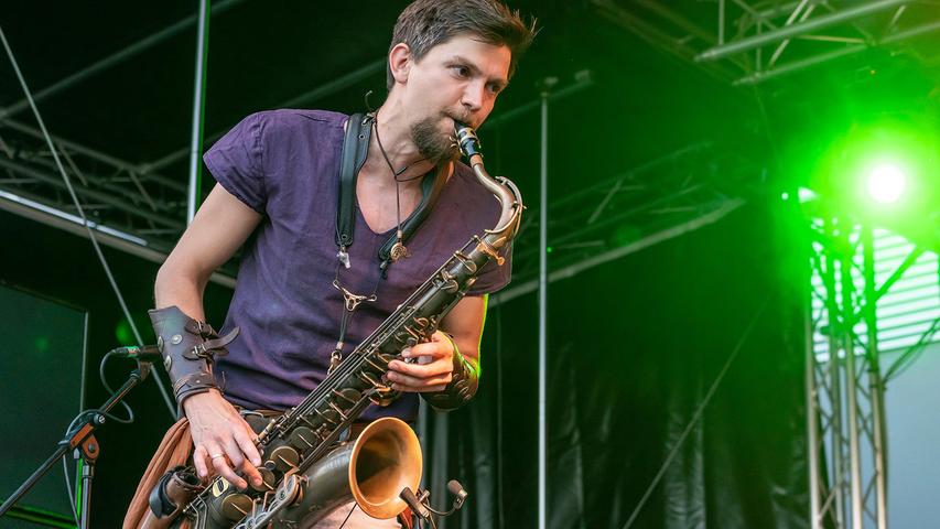 Bei Mittelalter-Rockern ist sogar das Saxophon schwarz...