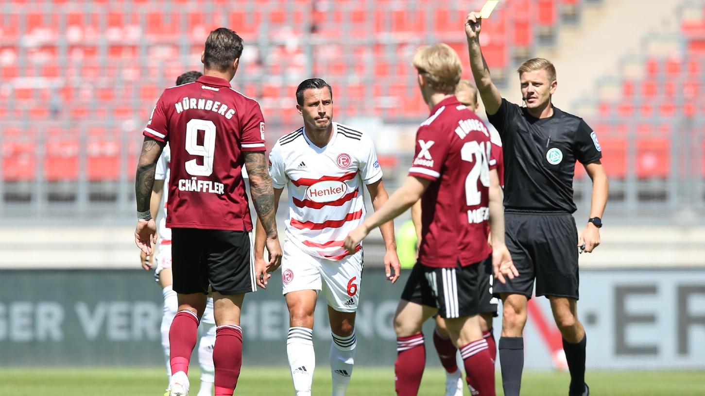 Der 1. FC Nürnberg ist gegen Düsseldorf in der Anfangsphase überlegen. Hier sieht Fortuna-Sechser Edgar Prib die gelbe Karte.
Der 1. FC Nürnberg ist gegen Düsseldorf in der Anfangsphase überlegen. Hier sieht Fortuna-Sechser Edgar Prib die gelbe Karte.