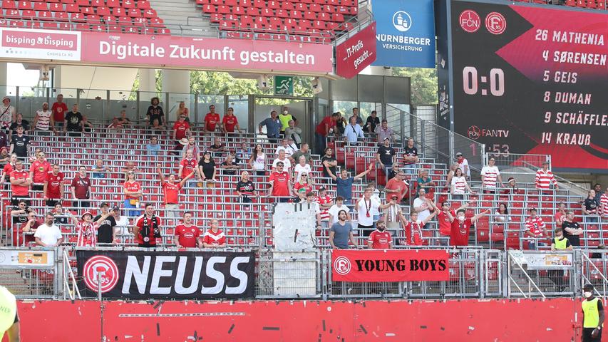 Es war eine echte Hitze-Schlacht! Bei hochsommerlichen Temperaturen hat sich der 1. FC Nürnberg gegen die Fortuna aus Düsseldorf mit 2:0 durchsetzen können. Direkt bei seinem Startelf-Debüt traf FCN-Profi Schindler und sorgte so für Jubel in Franken. Auch danach ging es packend weiter - hier kommen die Bilder zum Spiel!