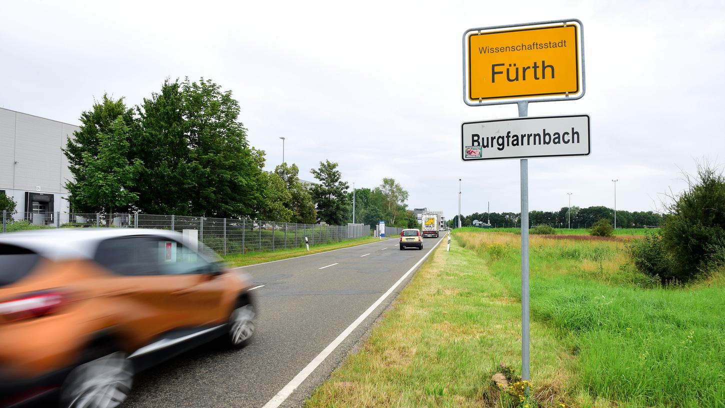 „Eklatante Straßenschäden“: Am Rand von Burgfarrnbach soll das letzte Stück der Bernbacher Straße erneuert werden.
„Eklatante Straßenschäden“: Am Rand von Burgfarrnbach soll das letzte Stück der Bernbacher Straße erneuert werden.