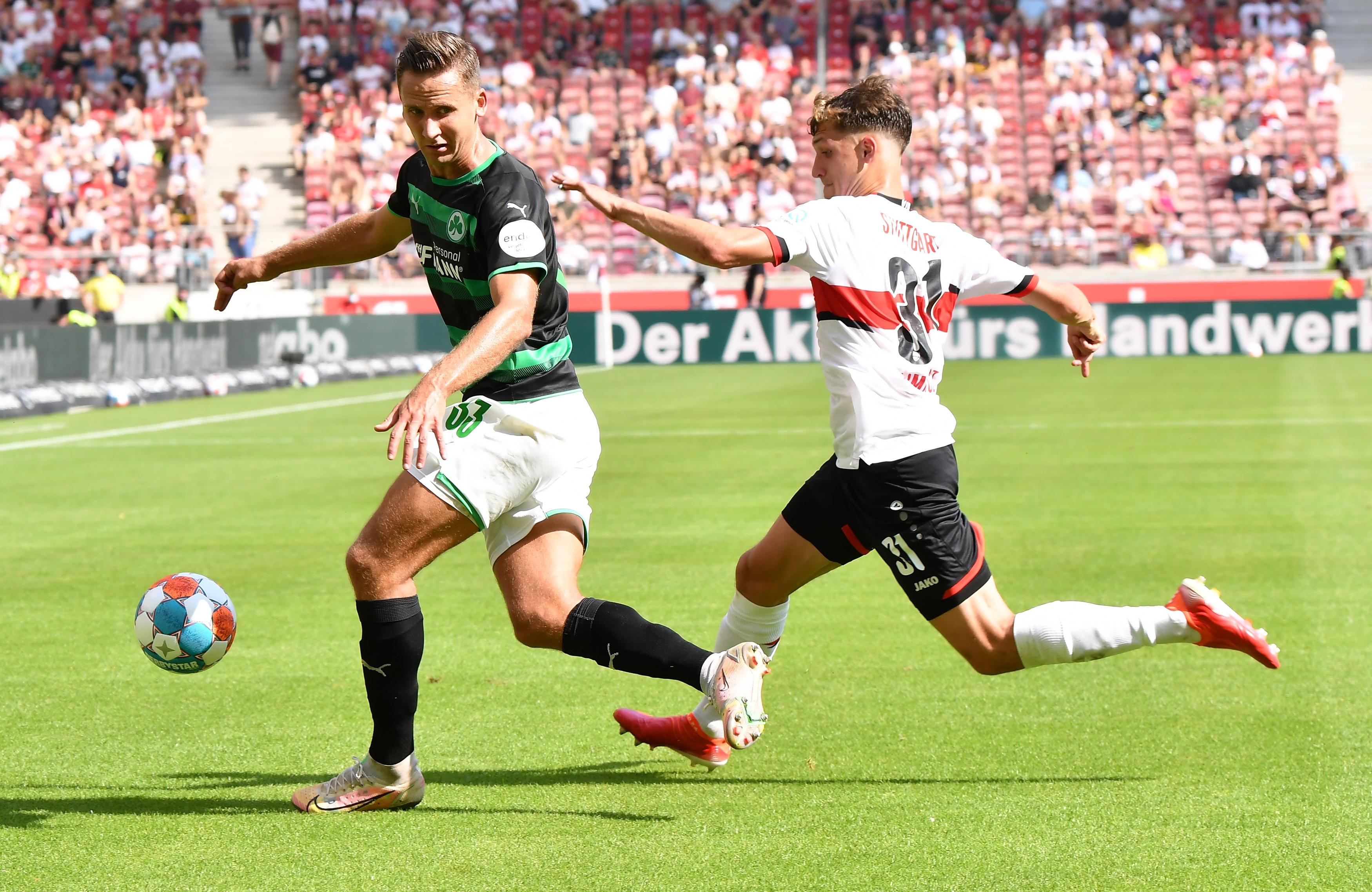 Das hätte definitiv besser laufen können: Mit 1:5 hat das Kleeblatt den Saisonauftakt beim VfB Stuttgart in den Sand gesetzt. Phasenweise spielten die Hausherren den Aufsteiger schwindelig -hier kommen alle Bilder der Hitze-Schlacht!