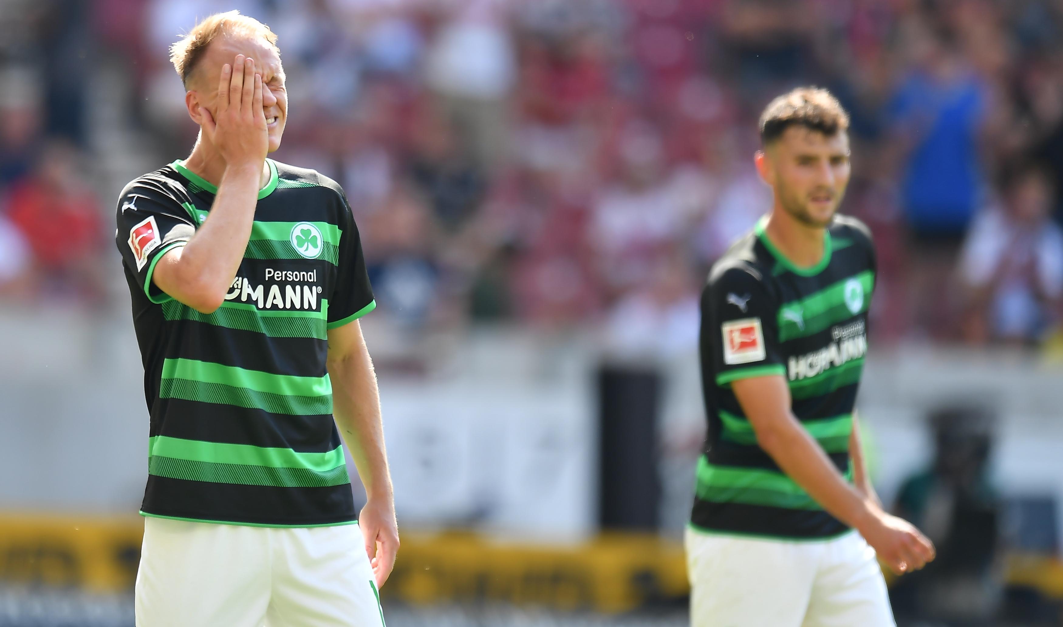 Das hätte definitiv besser laufen können: Mit 1:5 hat das Kleeblatt den Saisonauftakt beim VfB Stuttgart in den Sand gesetzt. Phasenweise spielten die Hausherren den Aufsteiger schwindelig -hier kommen alle Bilder der Hitze-Schlacht!