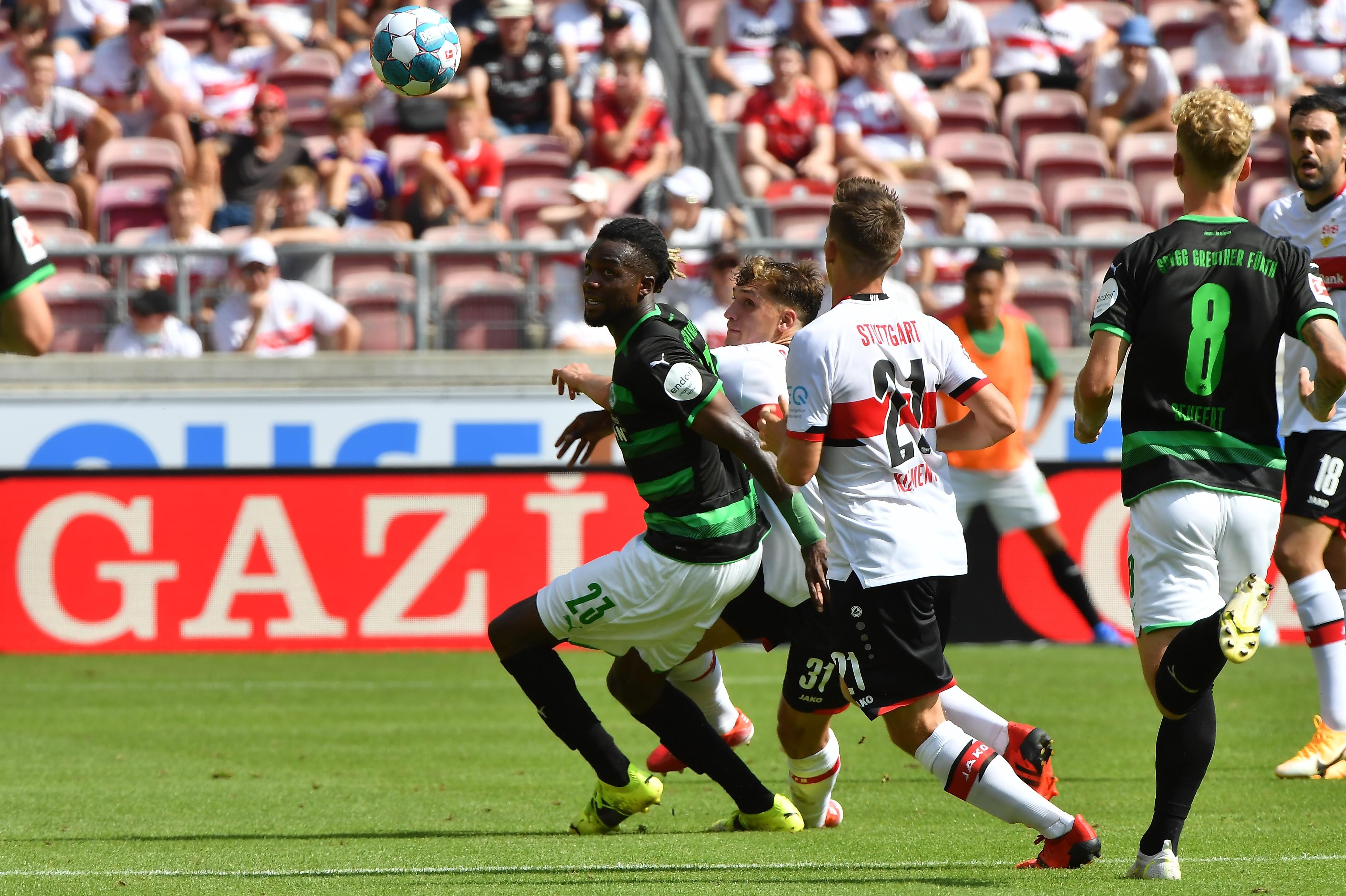 Das hätte definitiv besser laufen können: Mit 1:5 hat das Kleeblatt den Saisonauftakt beim VfB Stuttgart in den Sand gesetzt. Phasenweise spielten die Hausherren den Aufsteiger schwindelig -hier kommen alle Bilder der Hitze-Schlacht!