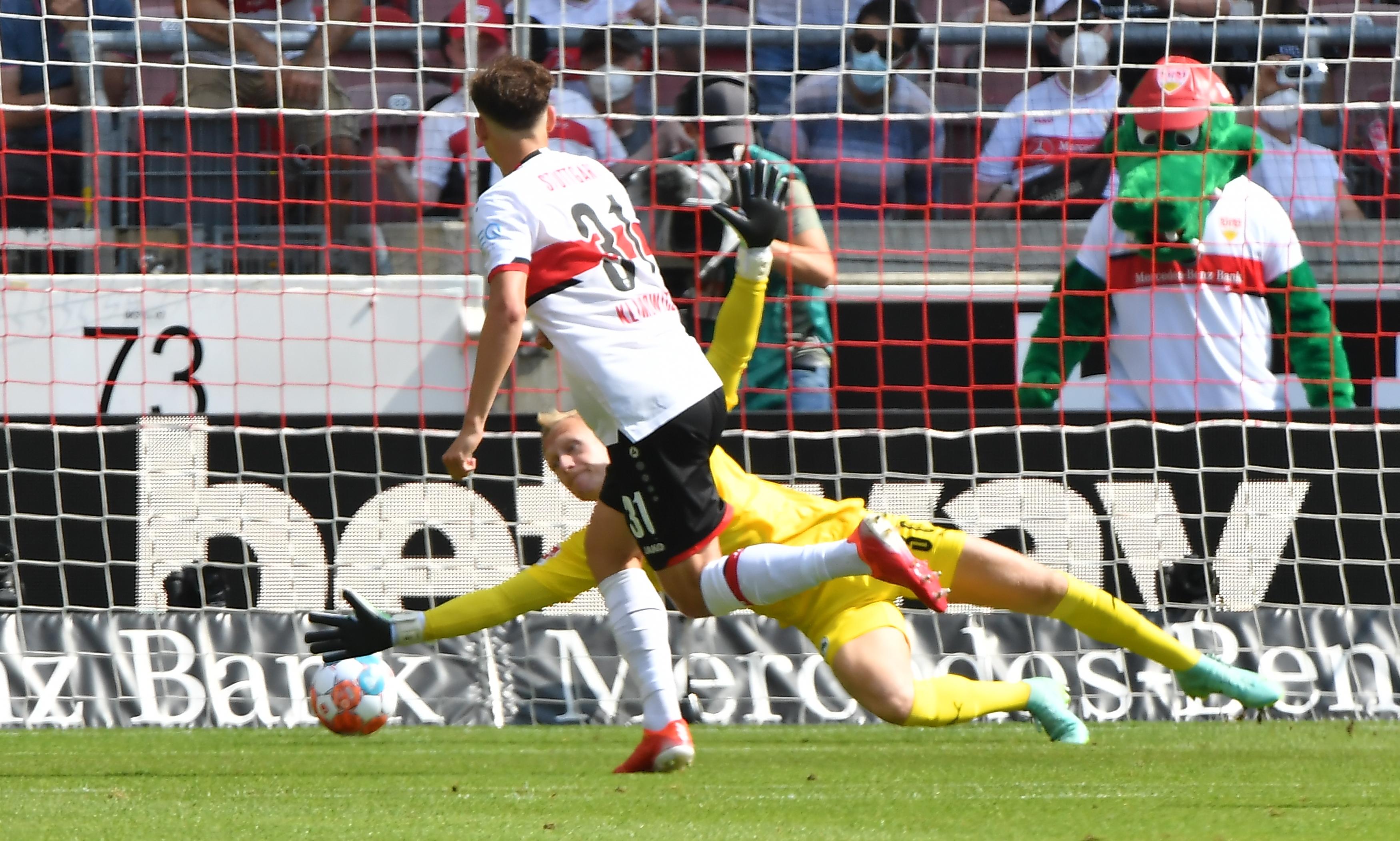 Das hätte definitiv besser laufen können: Mit 1:5 hat das Kleeblatt den Saisonauftakt beim VfB Stuttgart in den Sand gesetzt. Phasenweise spielten die Hausherren den Aufsteiger schwindelig -hier kommen alle Bilder der Hitze-Schlacht!