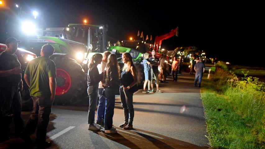 Es wird dunkel, auf der Ortsverbindungsstraße zwischen Raitersaich und Buchschwabach bereiten sich die Traktorfahrer und Traktorfahrerinnen auf das Finale der Kundgebung vor. 