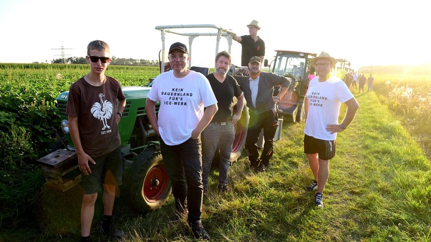 Die Landwirte tragen ihre Botschaft als Aufdruck auf dem T-Shirt: "Kein Bauernland fürs ICE-Werk."