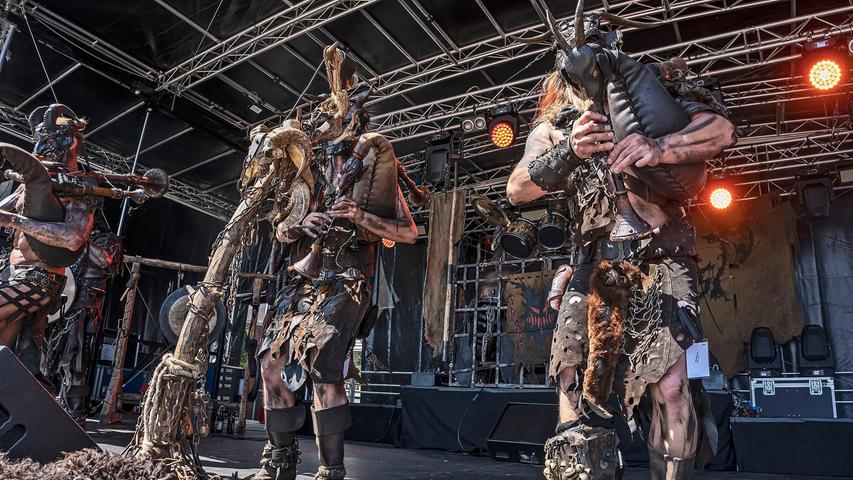 Den zweiten Festivaltag auf dem Höchstadter Fortuna-Gelände eröffneten die Musikanten von "Trollfaust", aufwändig kostümiert trotz 30 Grad im Schatten.