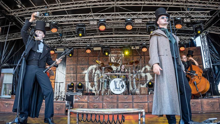 Die Kostüme sind bei "Coppelius" pures 19. Jahrhundert, die Musik umso zeitgemäßer. Der Steampunk, den die Berliner Band spielt, ist im Corona-Lockdown härter und kompromissloser geworden.